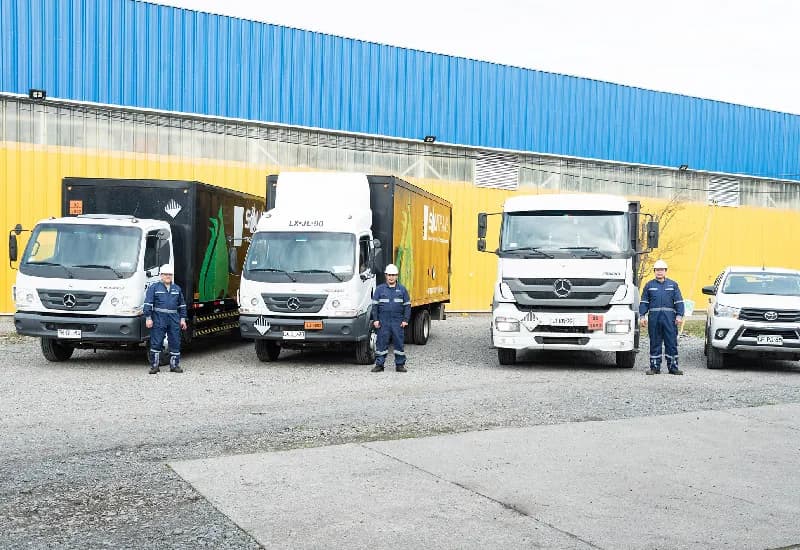 Equipo Solitrans junto a su flota de transporte